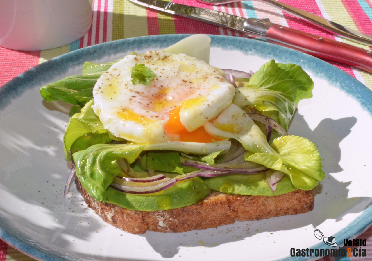 Tostada con huevo escalfado, aguacate y pak choi