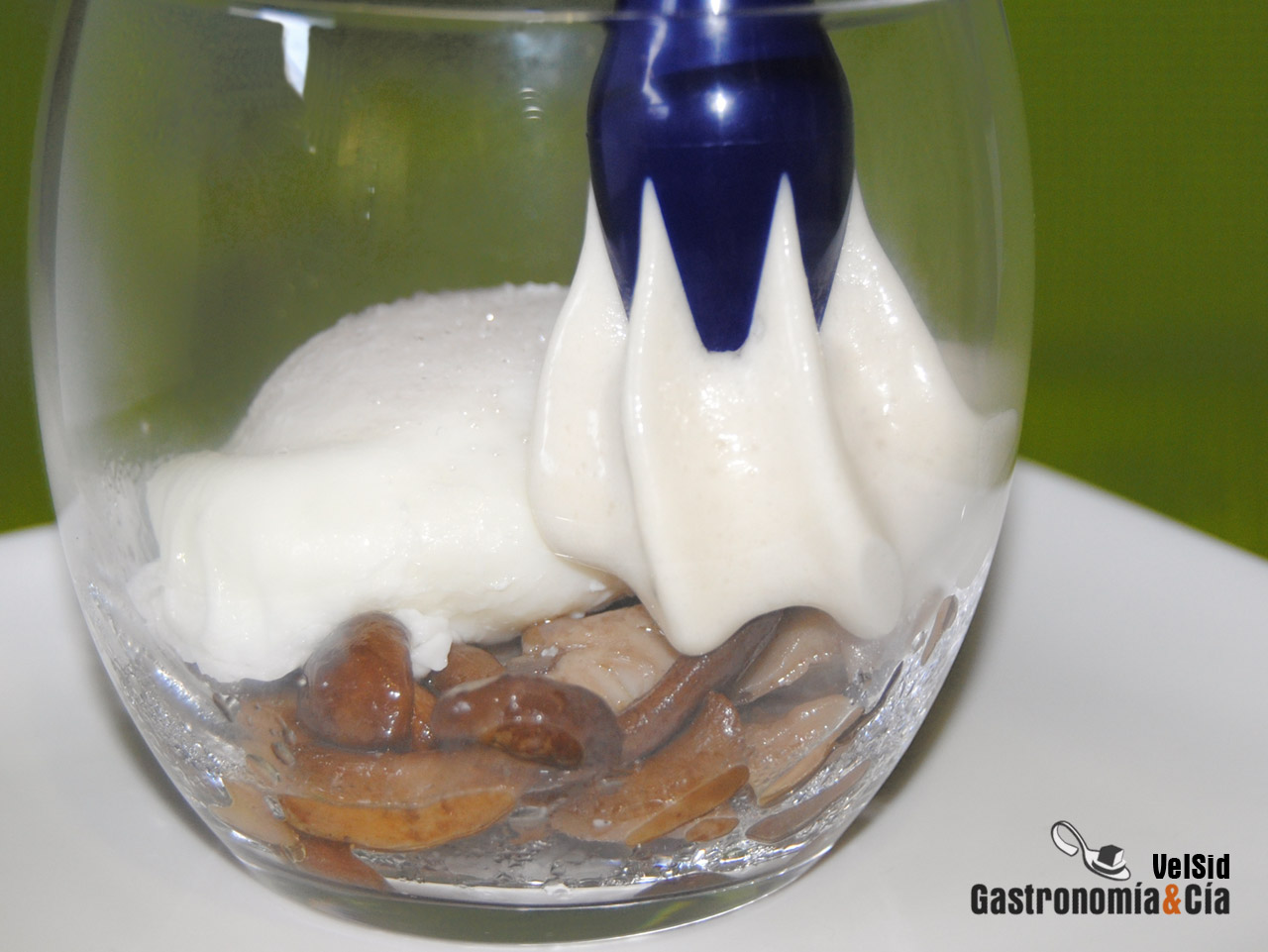 Huevo poché con setas y espuma de patata