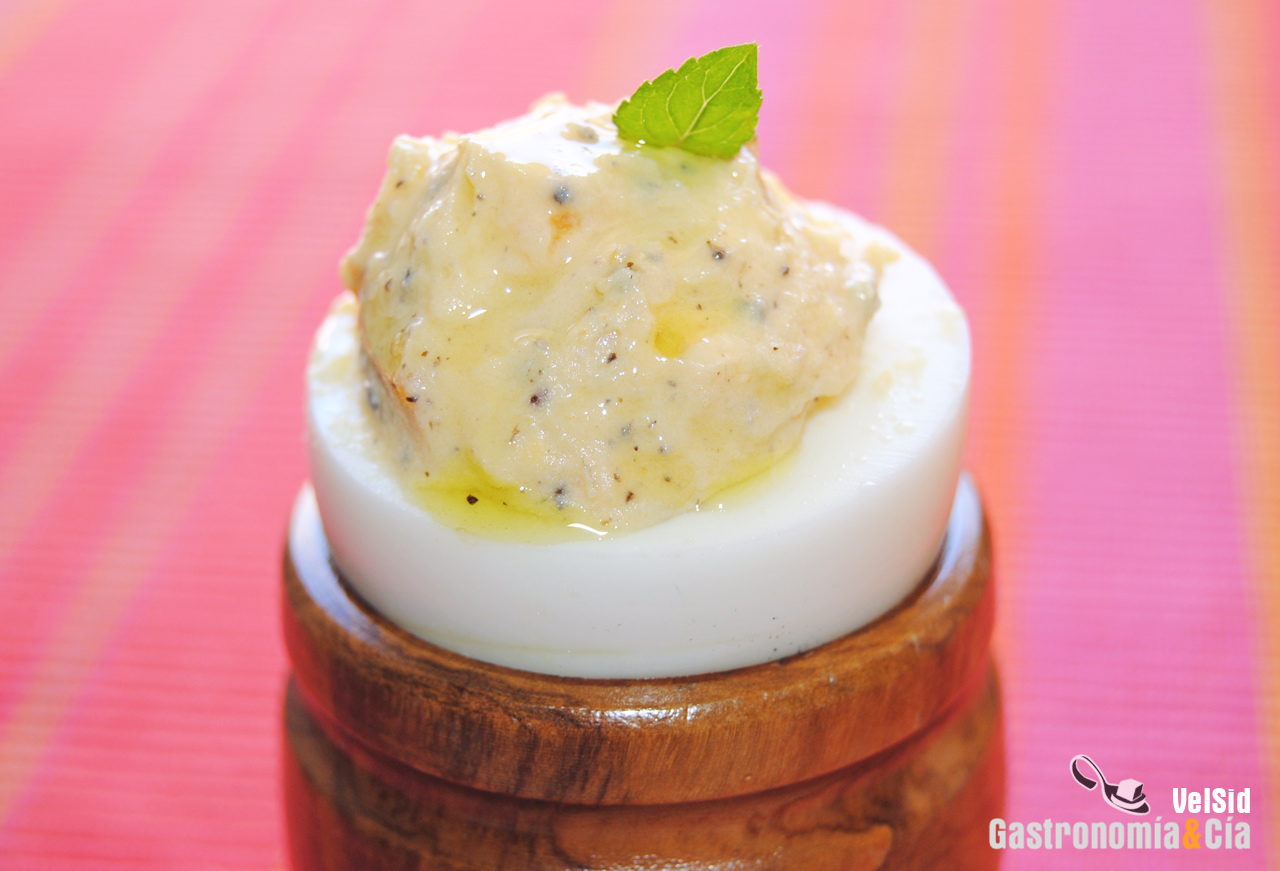 Huevos rellenos con queso y trufa