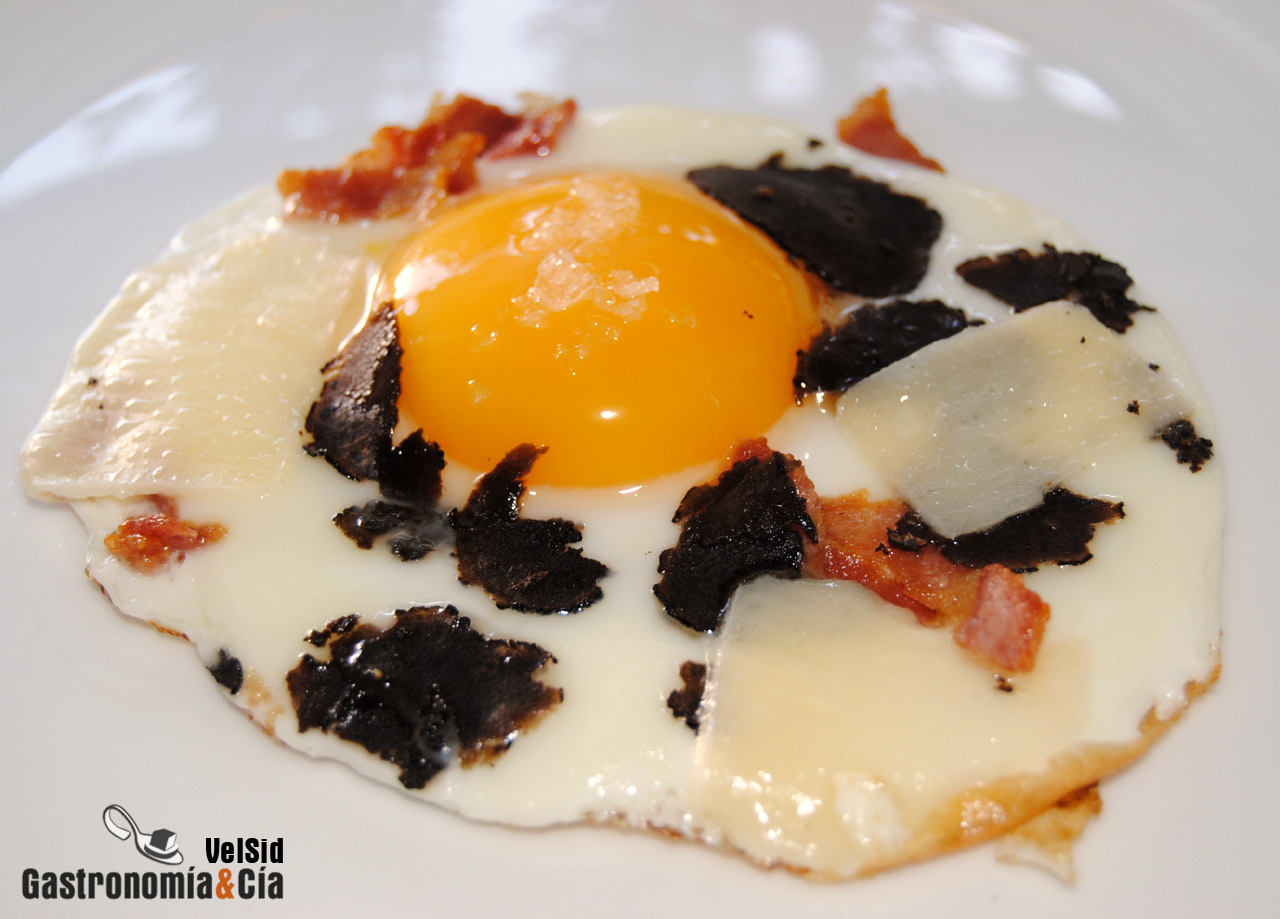 Huevo a la plancha con trufa negra, bacon y parmesano