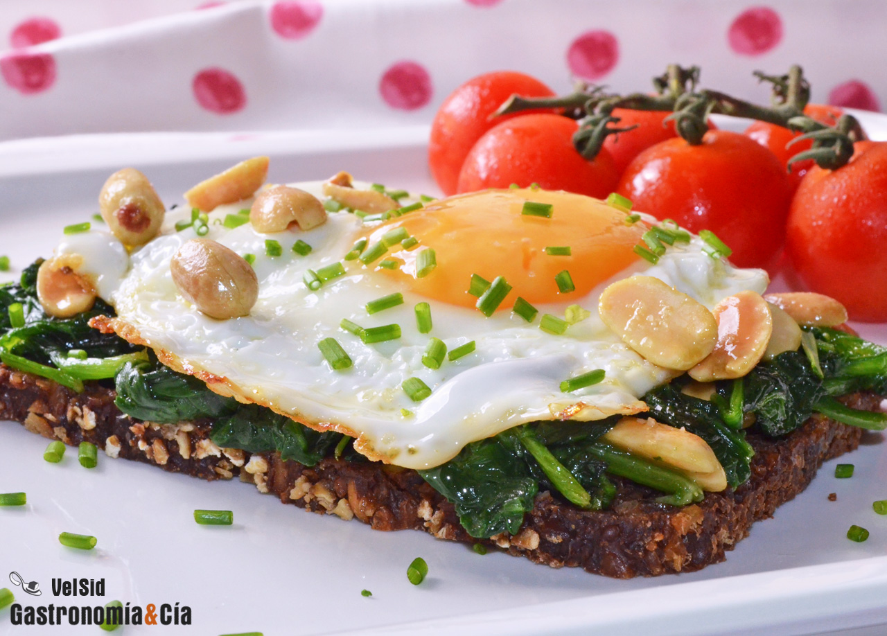 Huevo frito con espinacas y cacahuetes, un desayuno ric