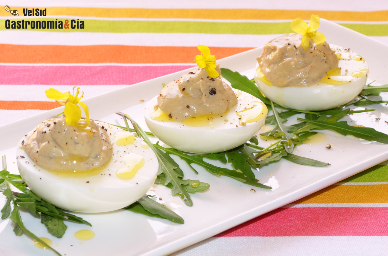 Huevos rellenos de boletus y trufa