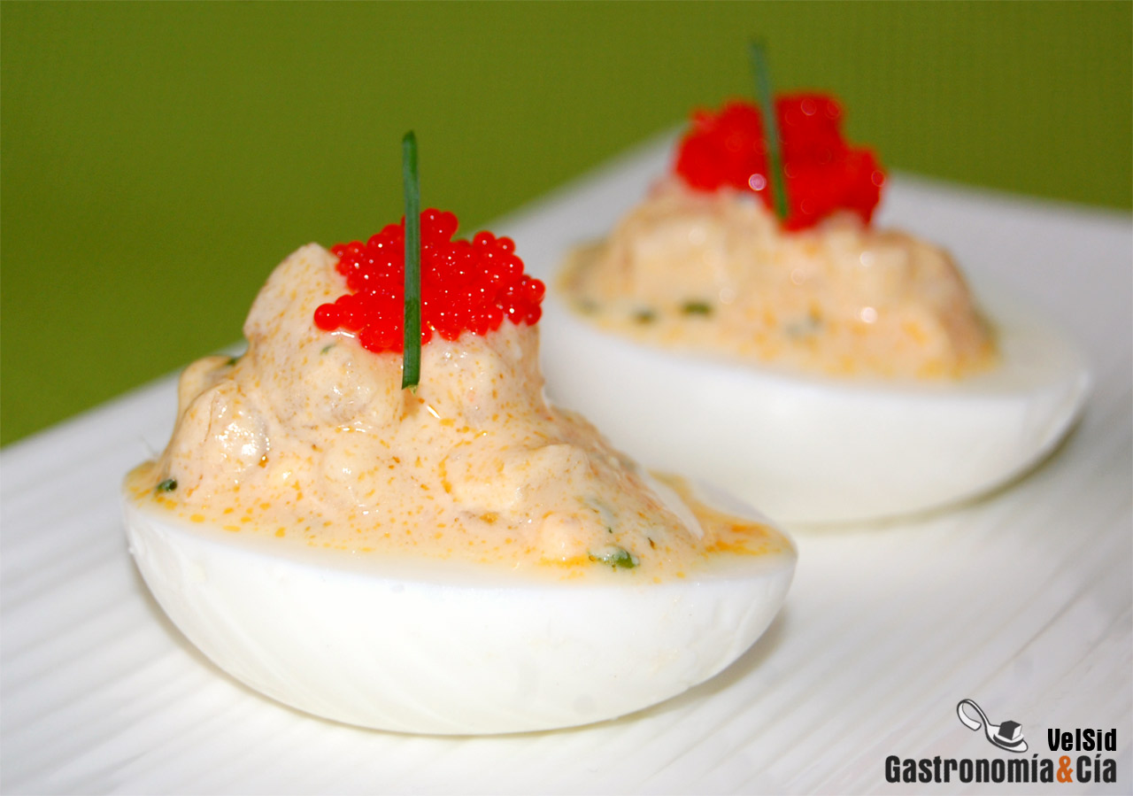 Huevos rellenos de gambas