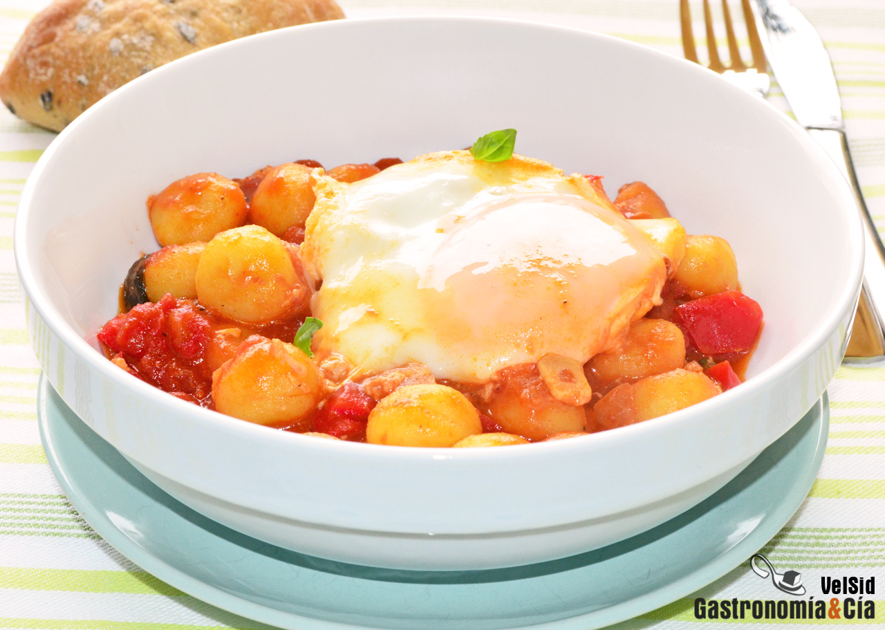 Huevos con tomate y ñoquis