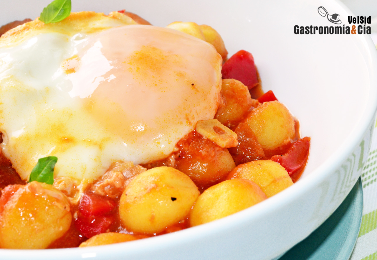 Huevos con tomate y ñoquis