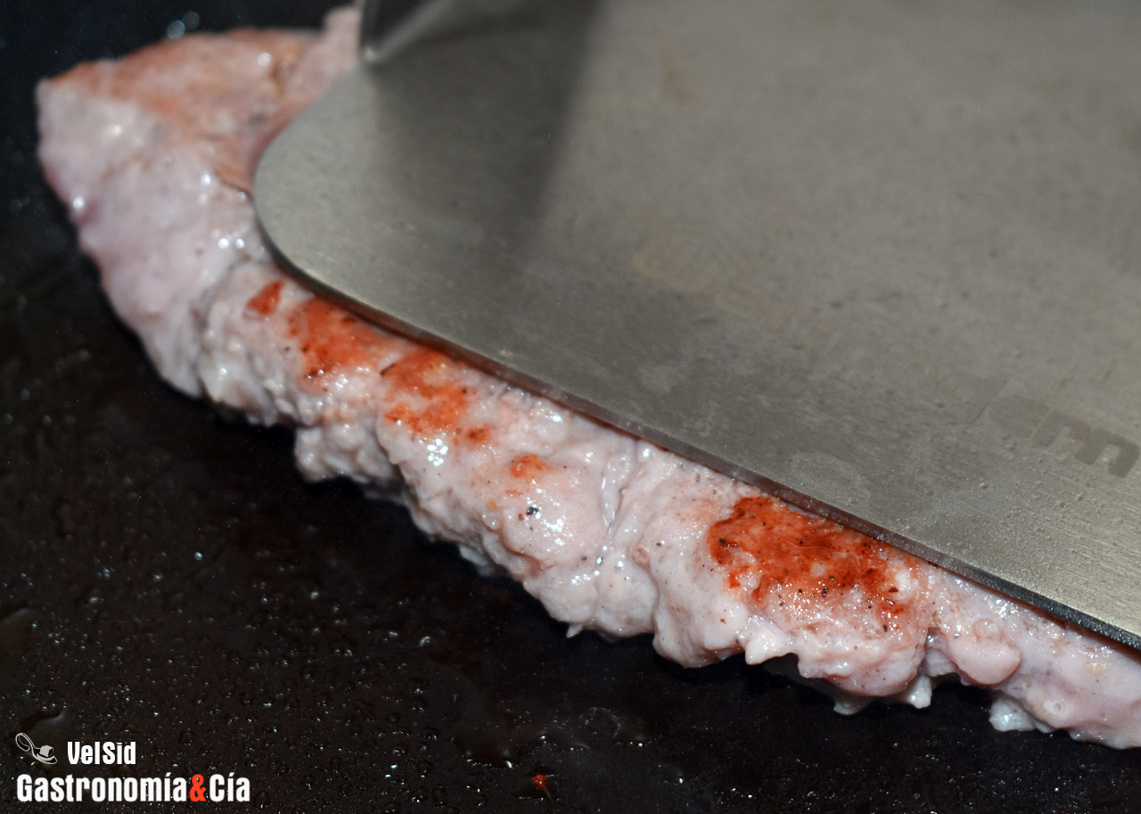 Huevos rotos con butifarra