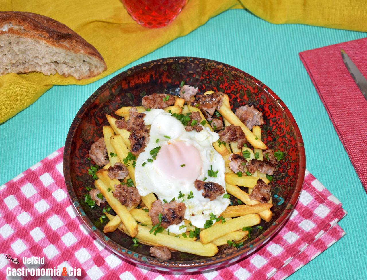 Huevos rotos con butifarra