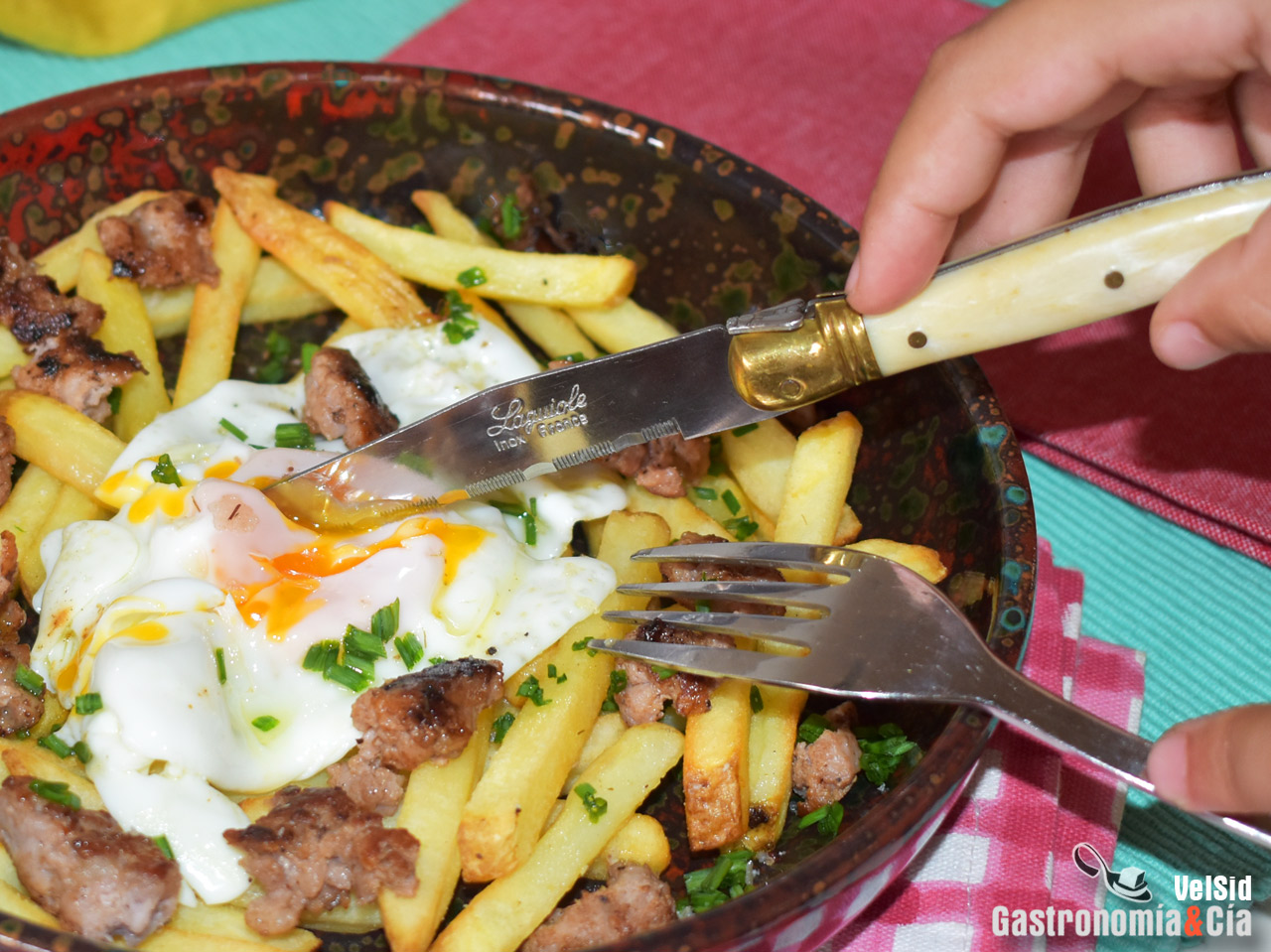 Huevos rotos con butifarra