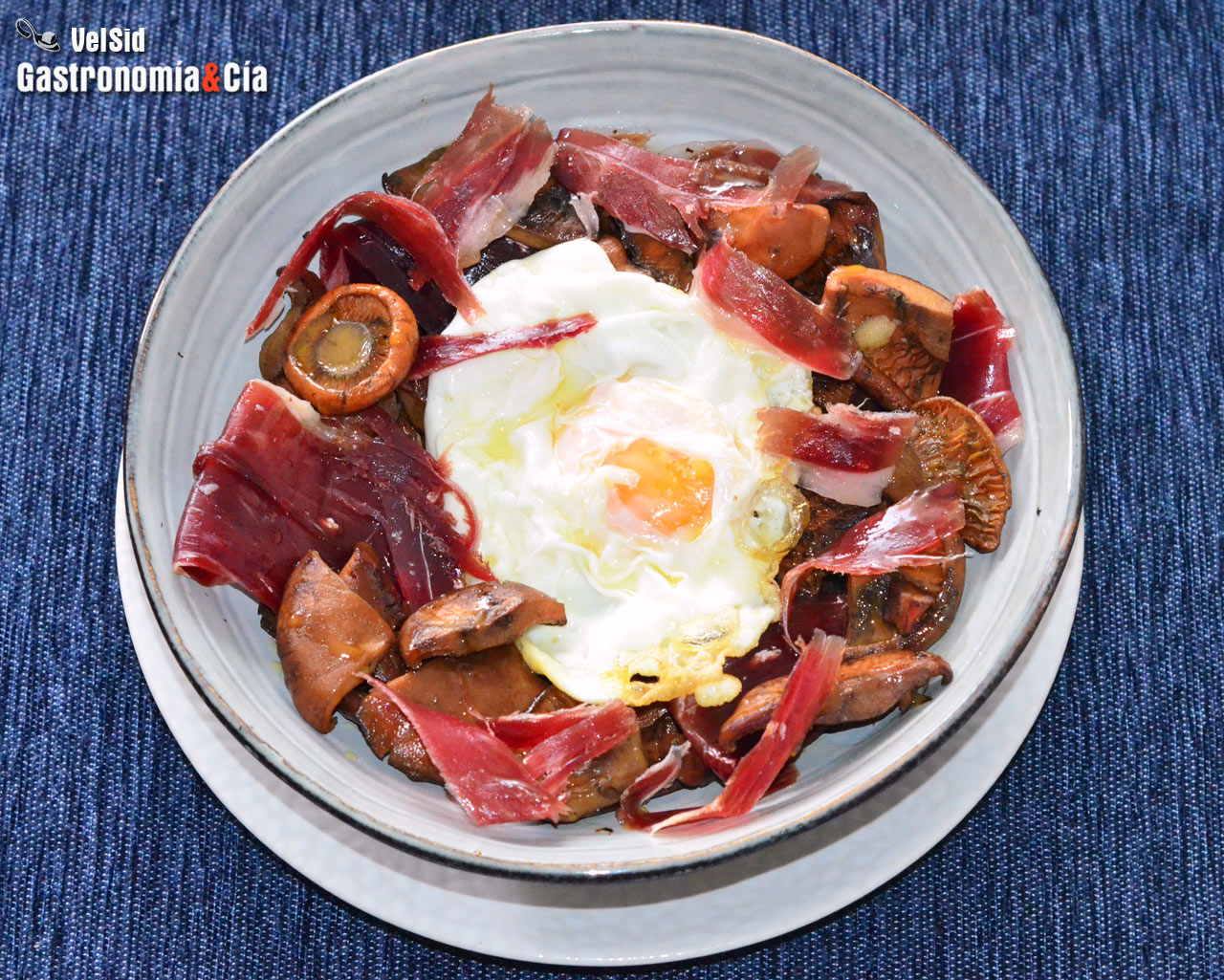 Huevos rotos con níscalos y jamón ibérico