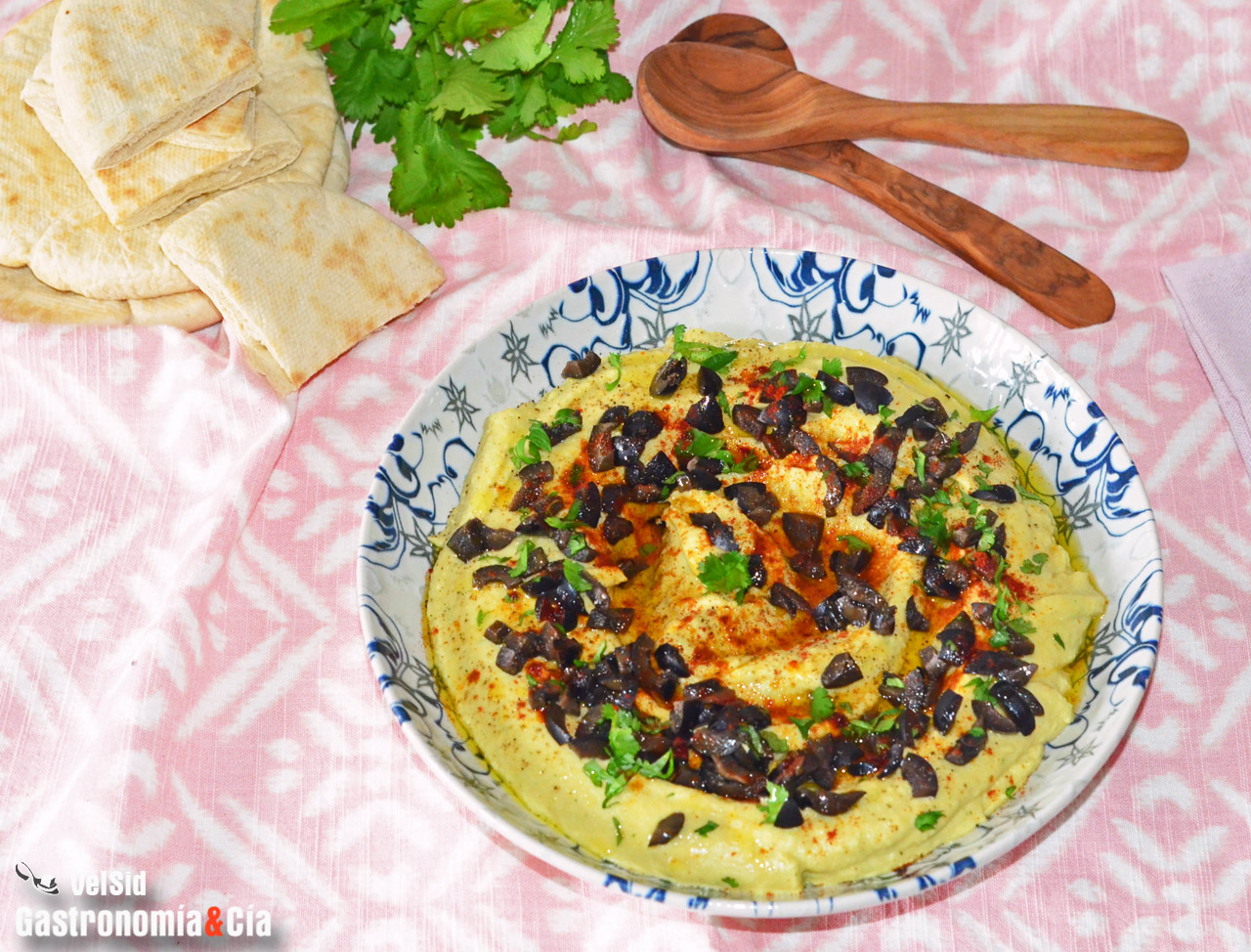 Hummus con aguacate y aceitunas negras