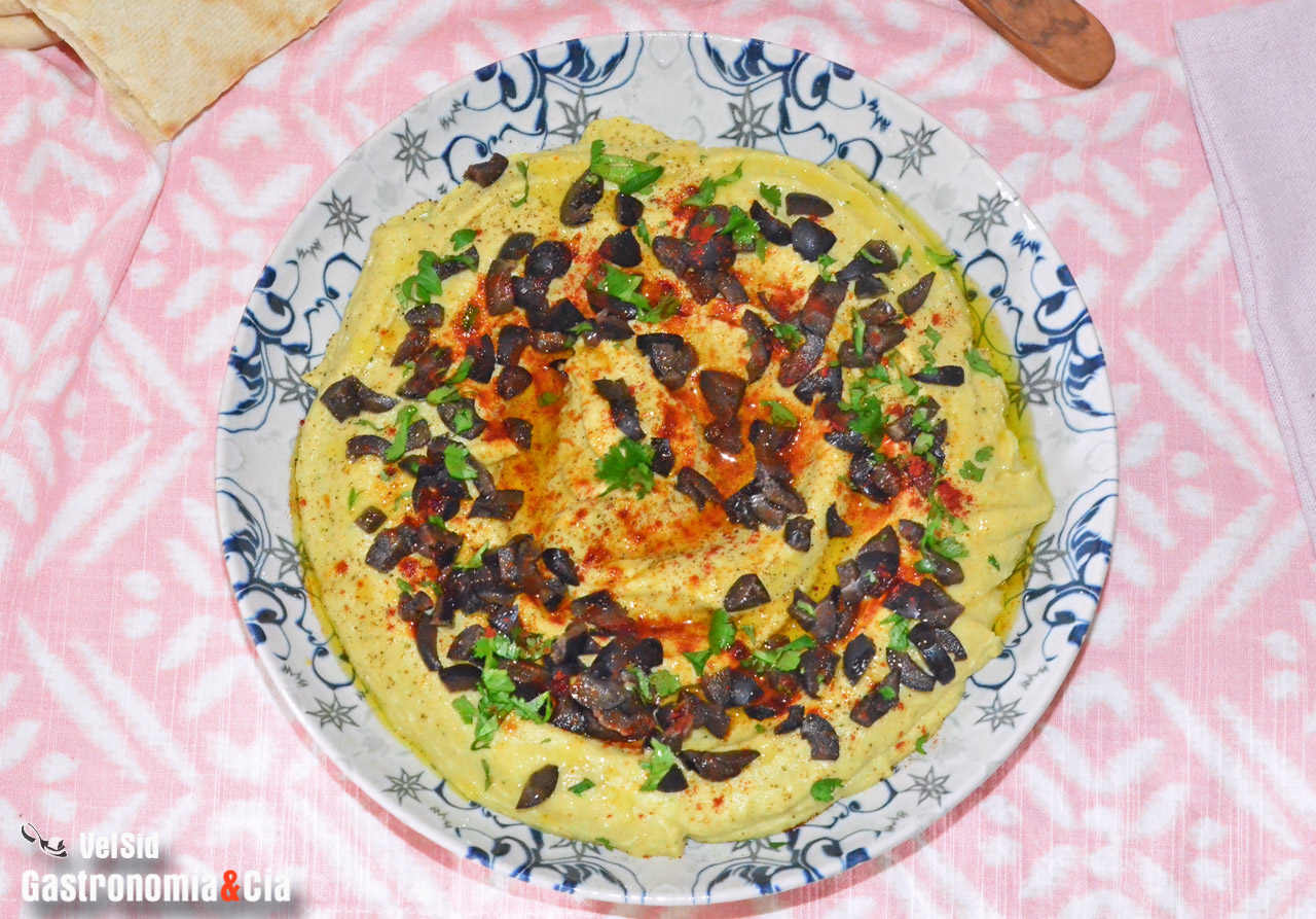 Hummus con aguacate y aceitunas negras
