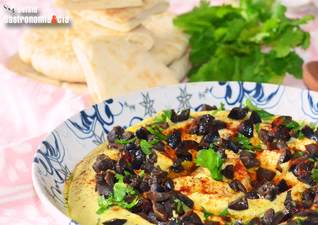 Hummus con aguacate y aceitunas negras