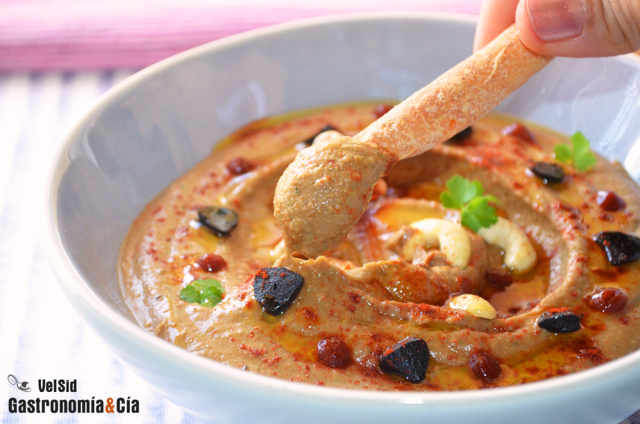 Hummus con ajo negro y anacardos