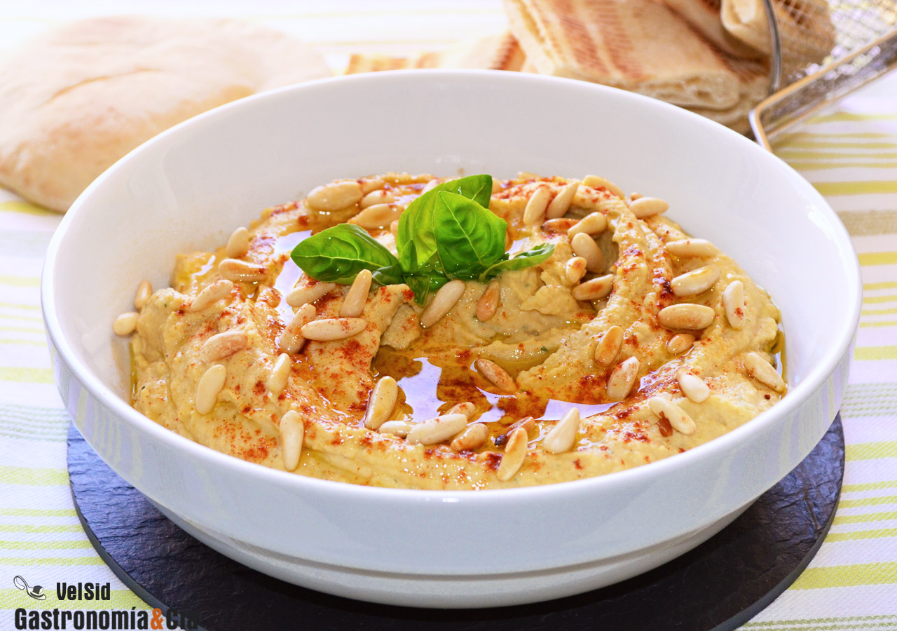 Hummus con albahaca y piñones
