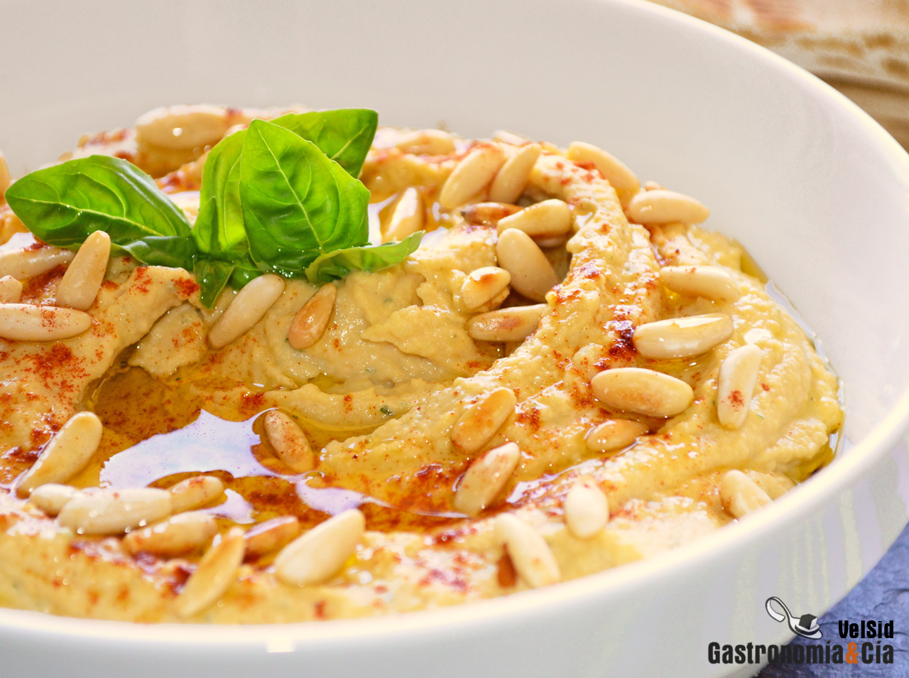 Hummus con albahaca y piñones