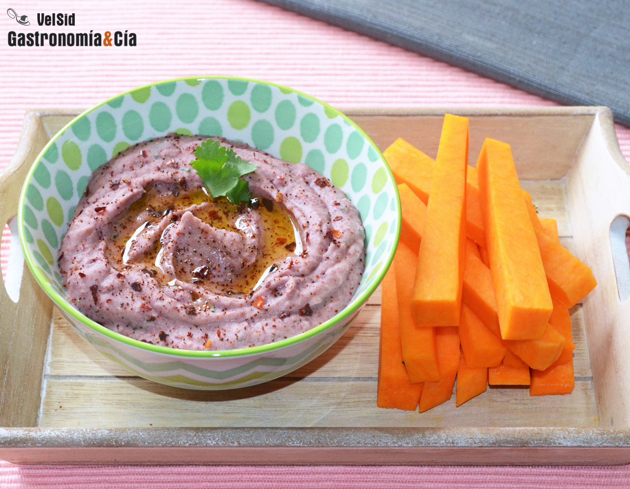 Hummus de alubias rojas con escamas de pimentón ahumado
