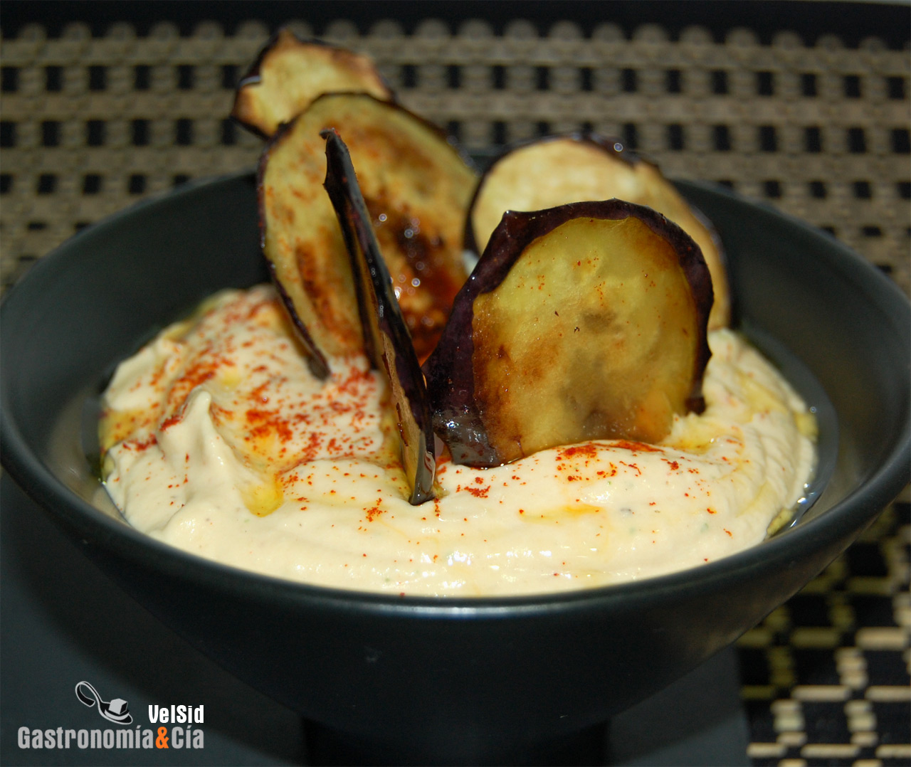 Hummus con berenjenas crujientes
