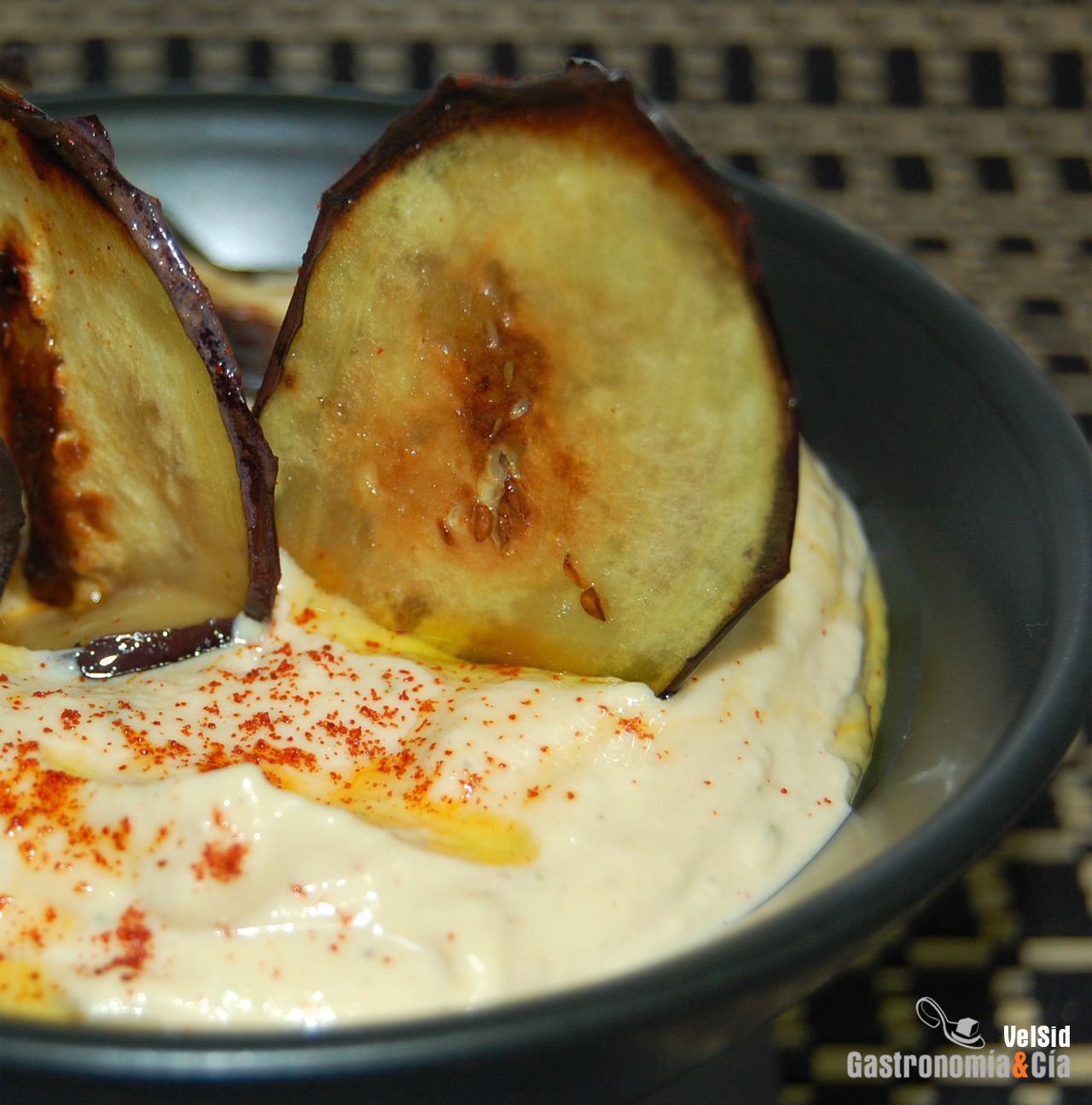 Hummus con berenjenas crujientes