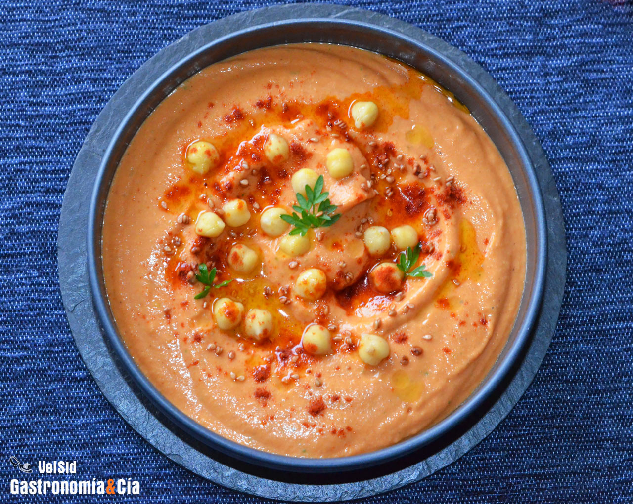 Hummus de garbanzos y pimientos asados