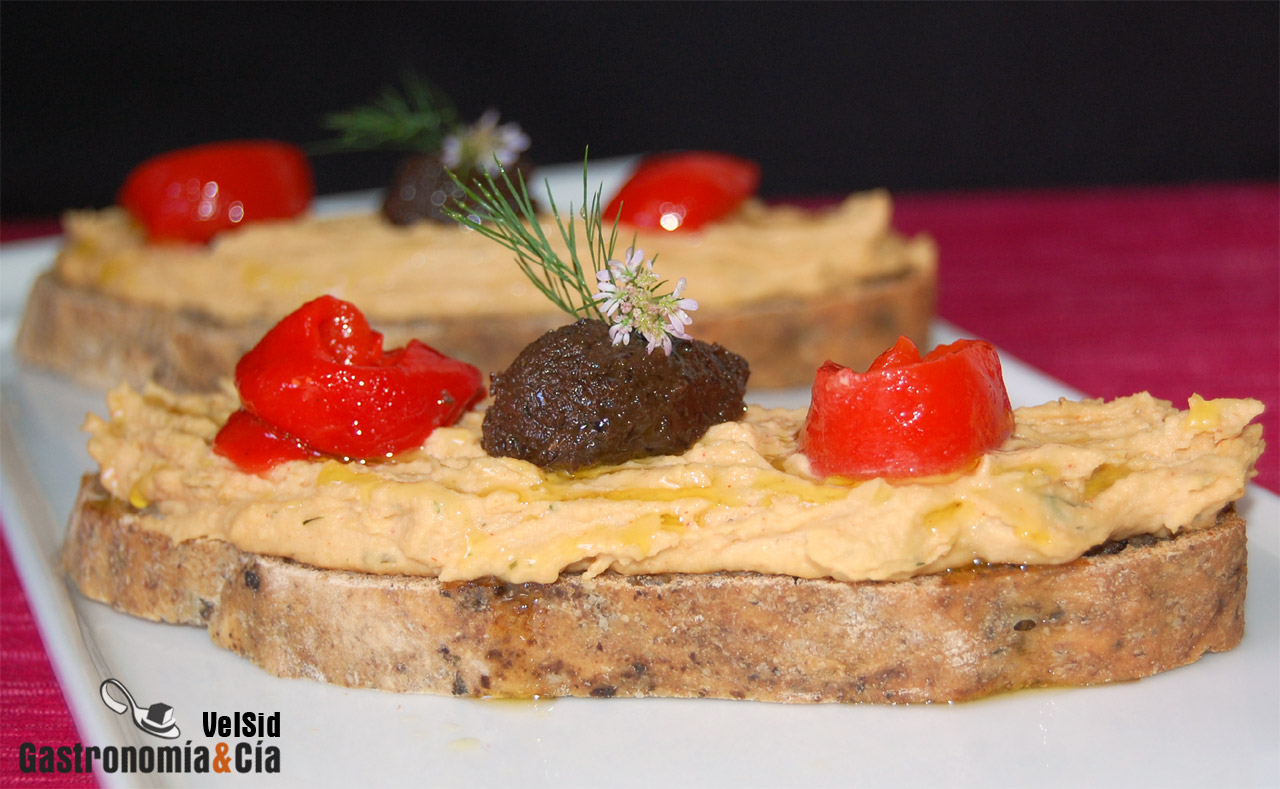 Hummus con tapenade y piquillos