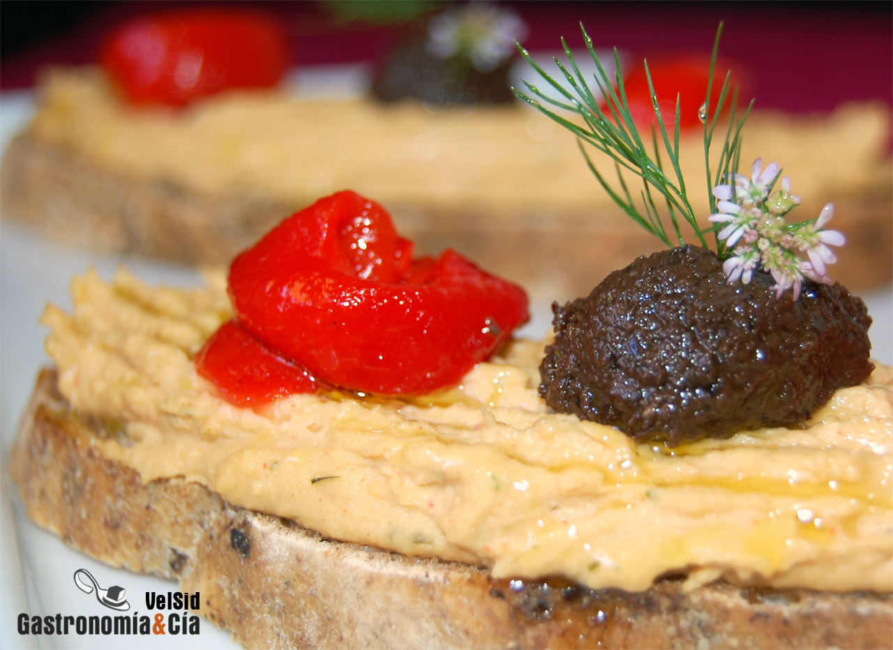 Hummus con tapenade y piquillos