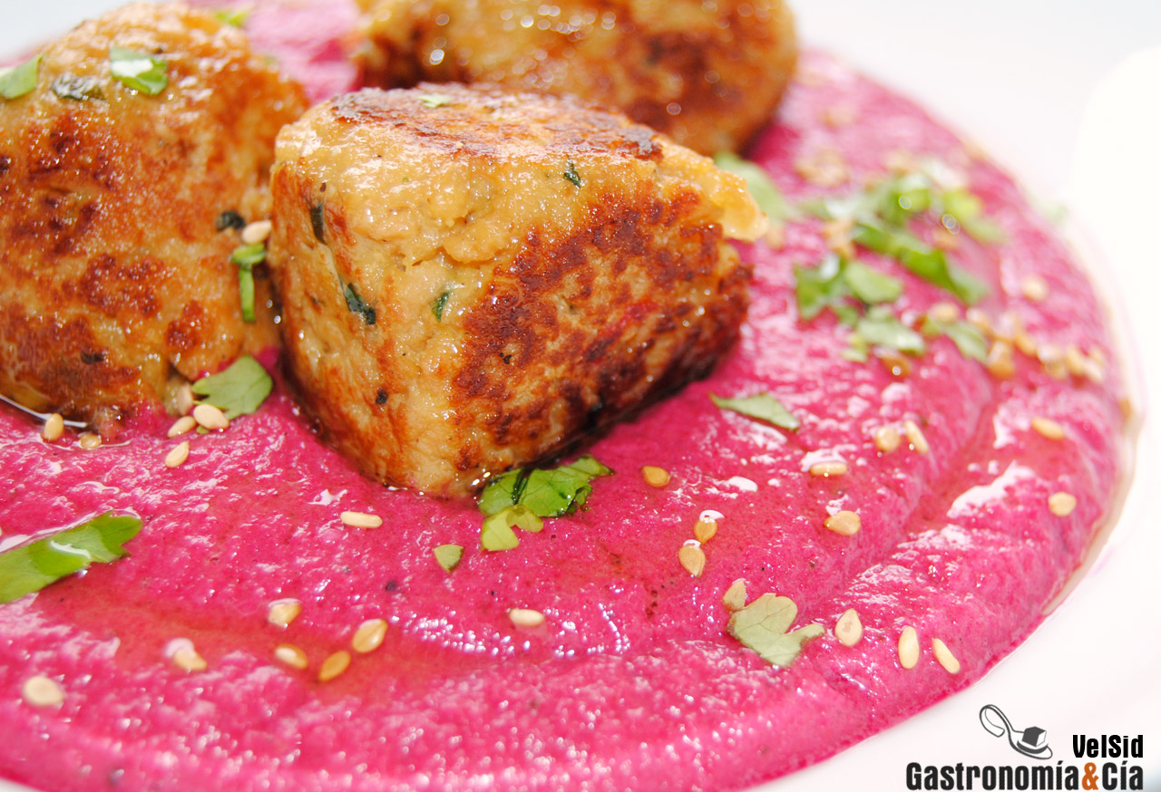 Hummus de remolacha con bocaditos de soja