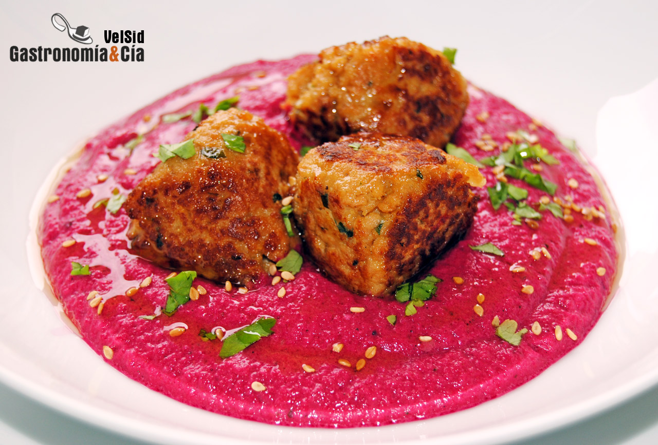 Hummus de remolacha con bocaditos de soja