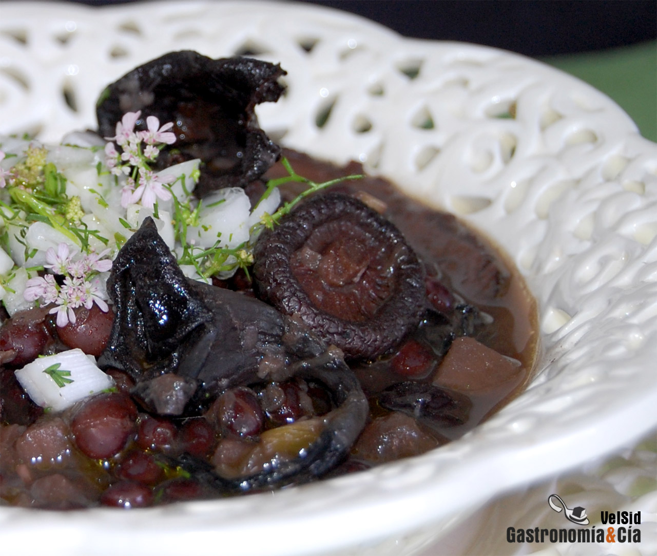 Judías negras con setas