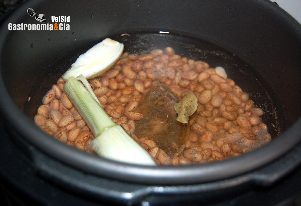 Judías pintas con pisto