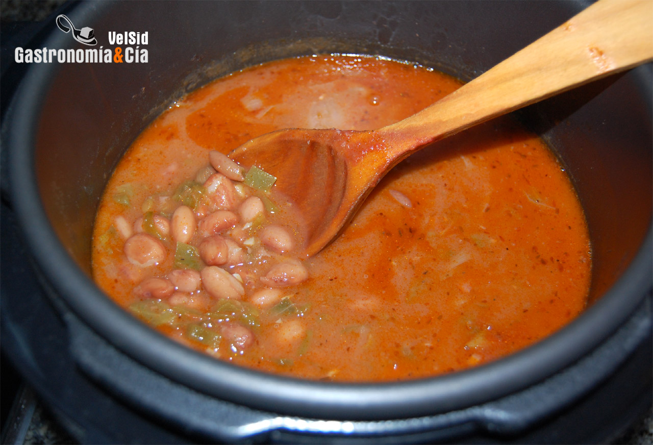 Judías pintas con pisto