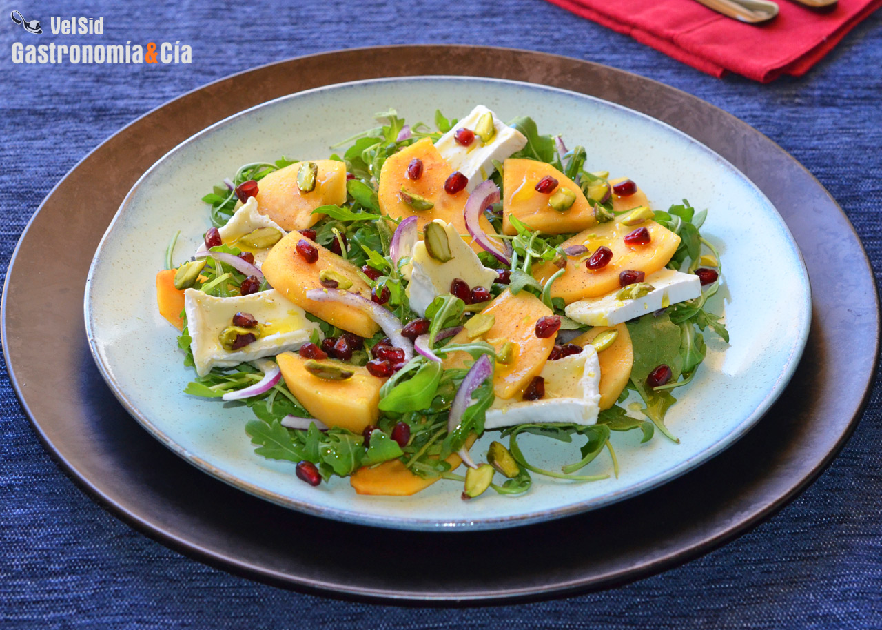 Ensalada de kaki, Camembert y pistachos