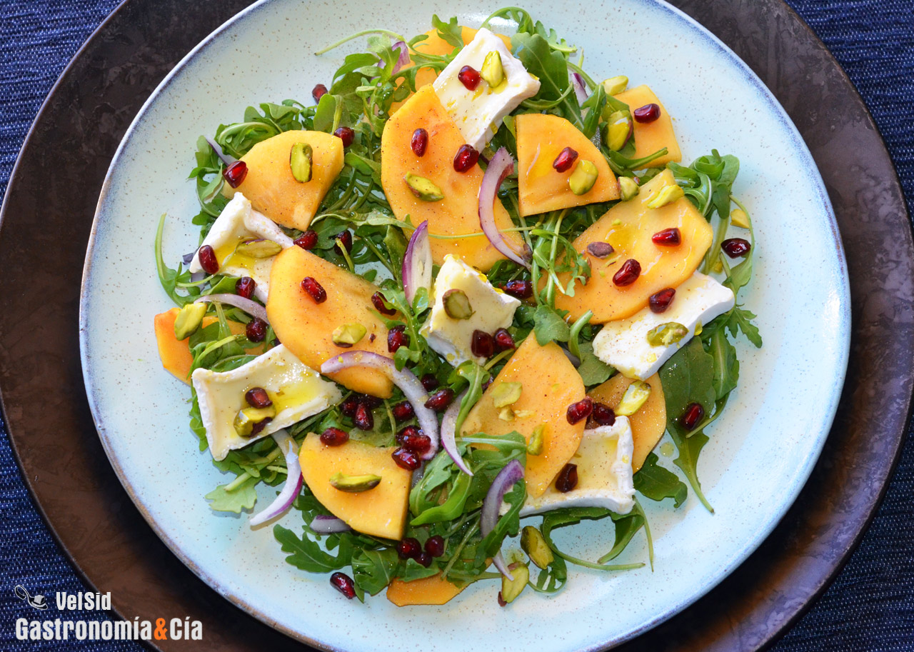 Ensalada de kaki, Camembert y pistachos