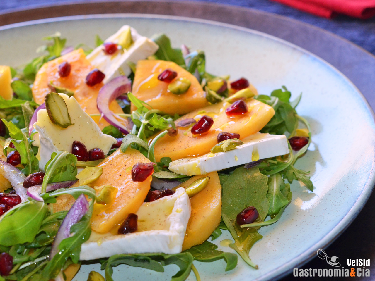 Ensalada de kaki, Camembert y pistachos