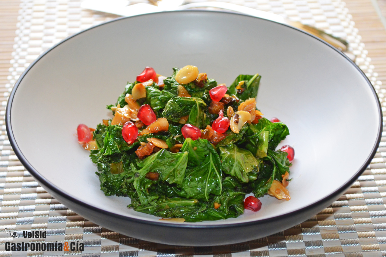 Kale con salsa de soja y almendras