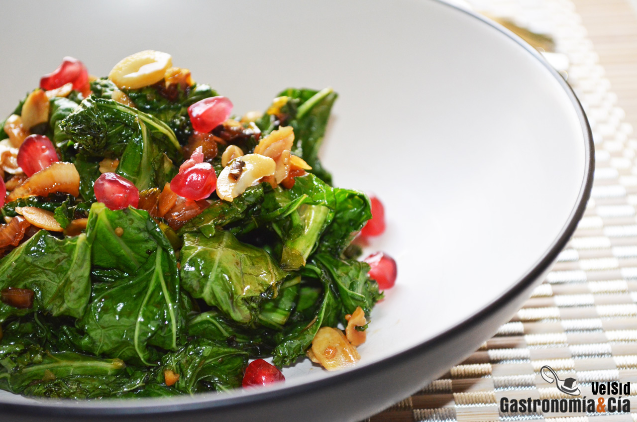 Kale con salsa de soja y almendras