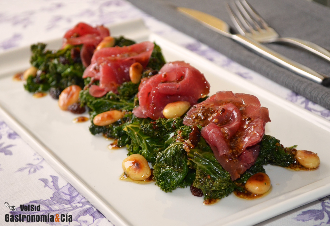 Kale con carpaccio de buey y vinagreta de mostaza