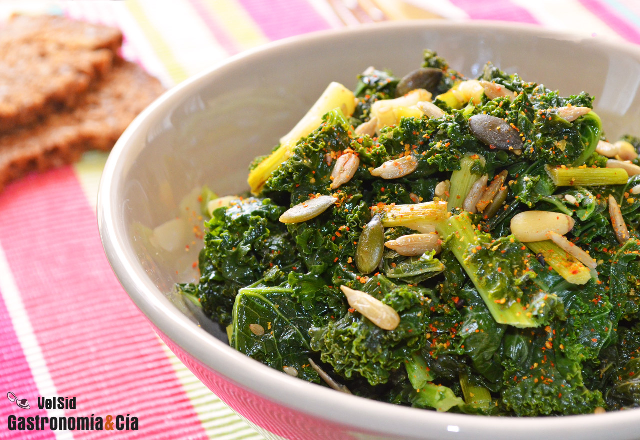 Kale con aceite de coco y semillas