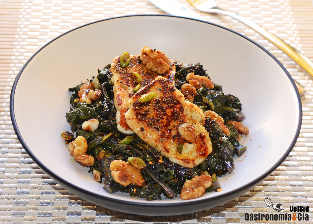 Kale con halloumi y nueces