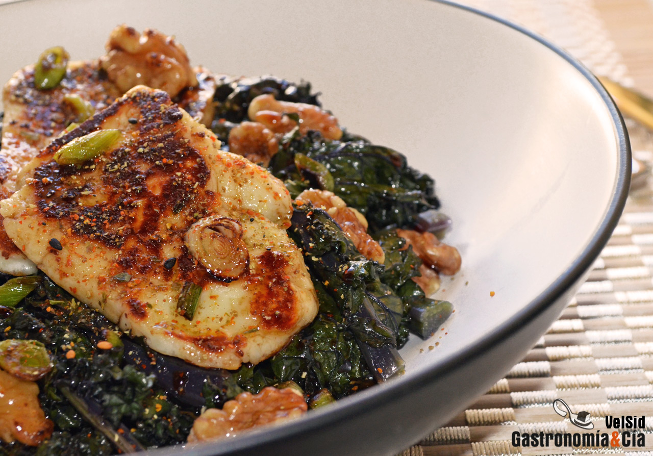 Kale con halloumi y nueces