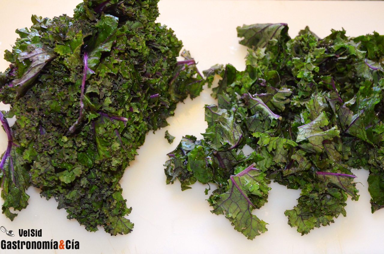 Kale con migas de pan y setas de cardo