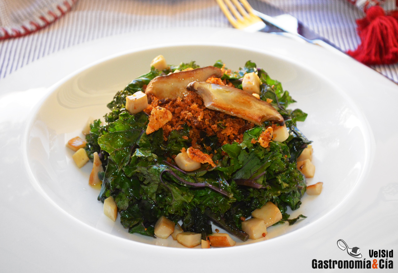 Kale con migas de pan y setas de cardo