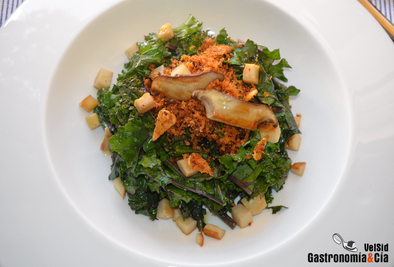 Kale con migas de pan y setas de cardo