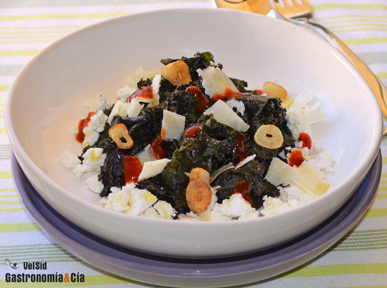 Kale con requesón y salsa kimuchi
