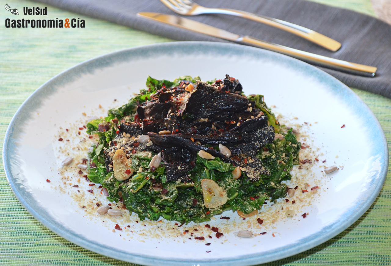 Kale con trompetas de la muerte y semillas