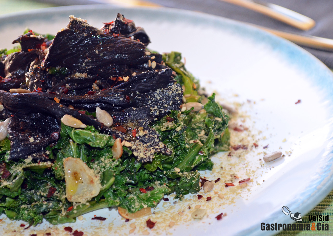 Kale con trompetas de la muerte y semillas