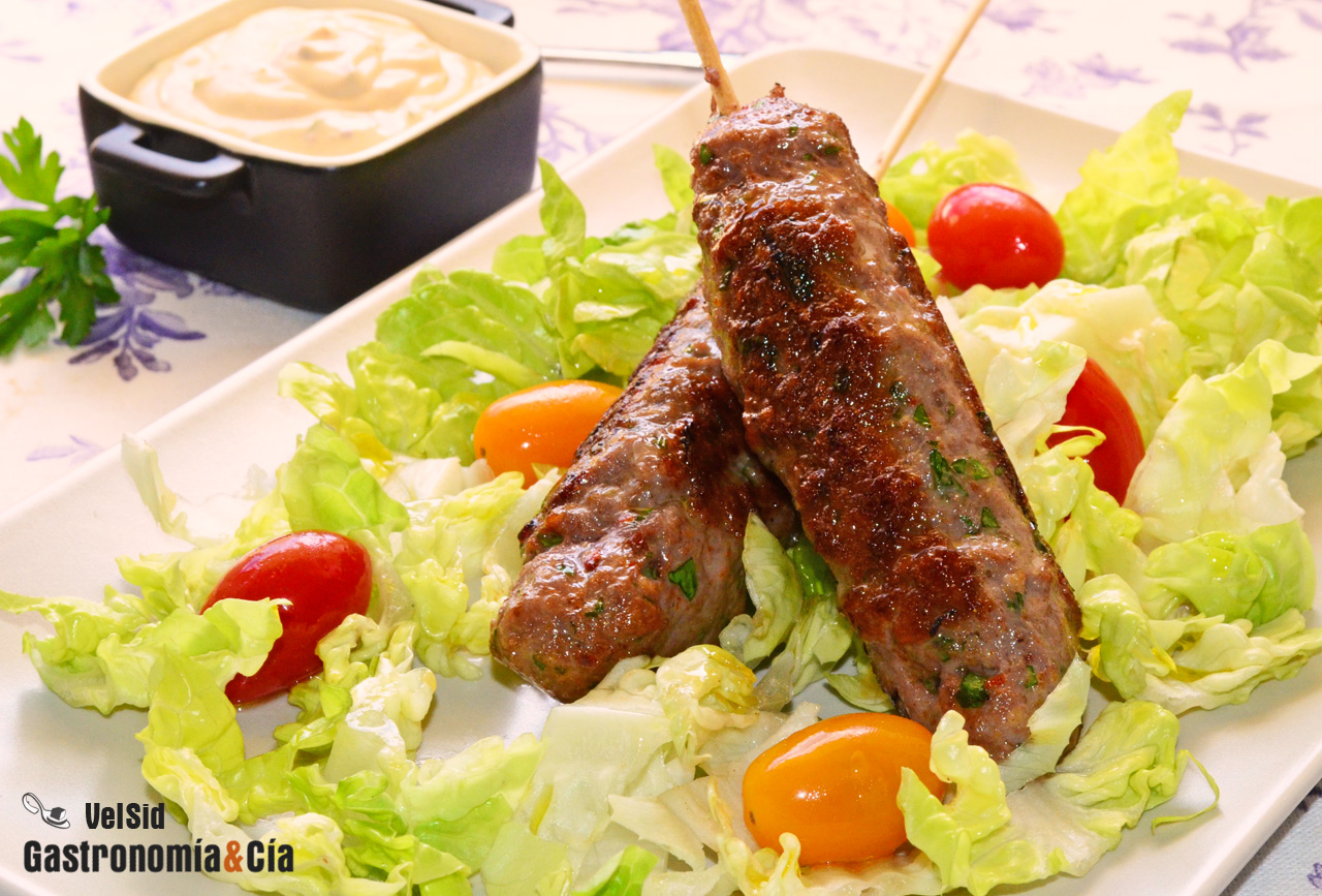 Kebab de ternera con especias y mahonesa picante