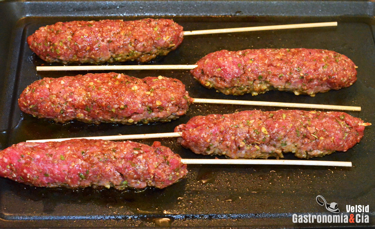 Kebab de ternera y queso con compota de tomate