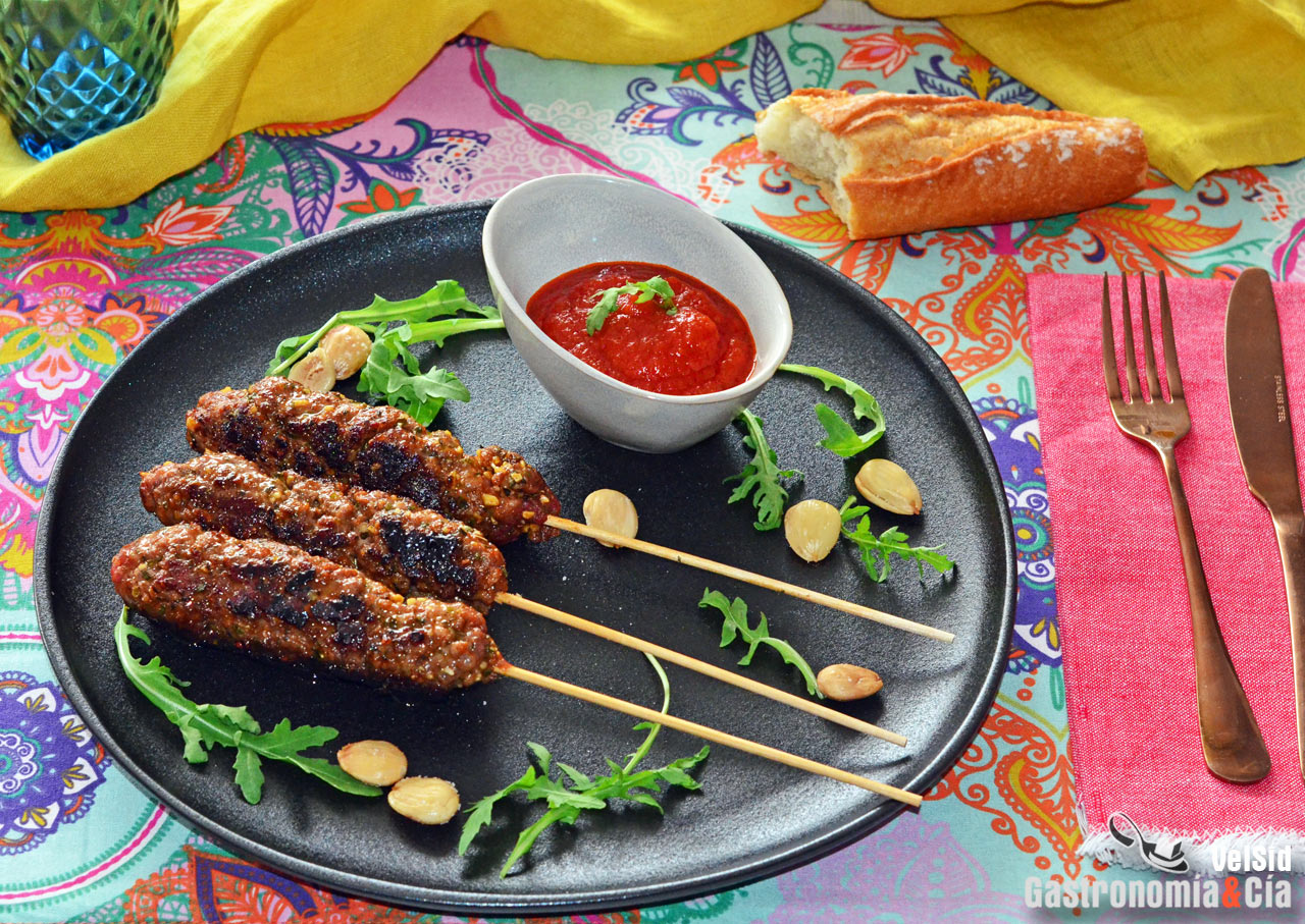 Kebab de ternera y queso con compota de tomate