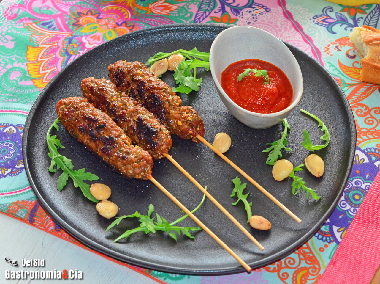 Kebab de ternera y queso con compota de tomate