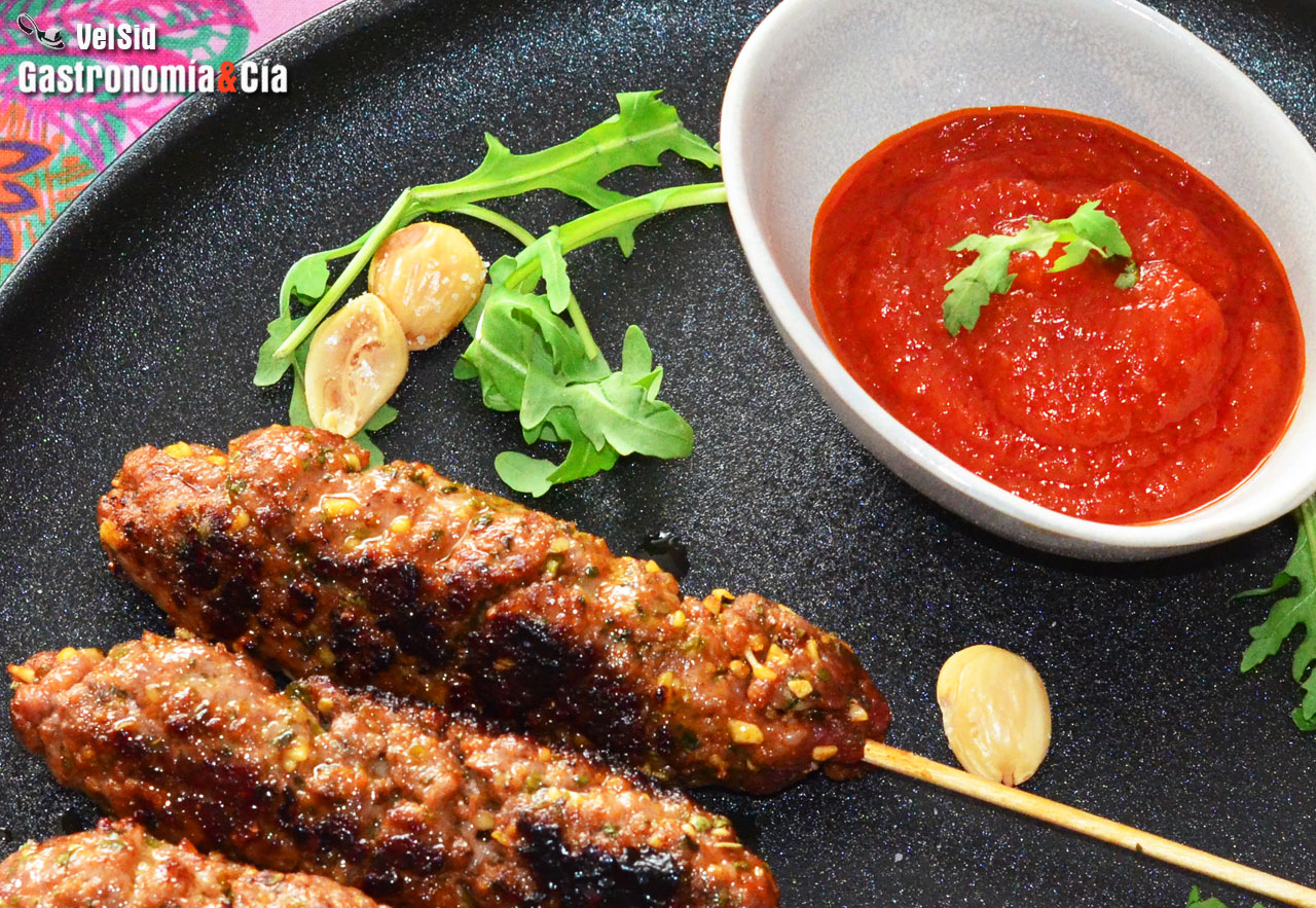 Kebab de ternera y queso con compota de tomate